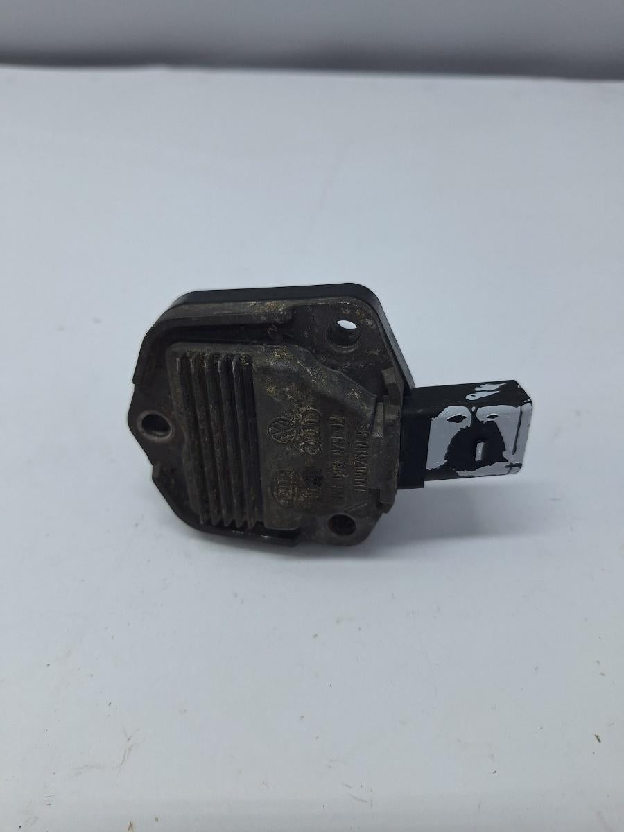 Senzor nivel ulei VOLKSWAGEN GOLF V 1K1 2003 - 2009 1.9 TDI BKC, BLS, BXE HELLA 6PR00807902 1J0907660B