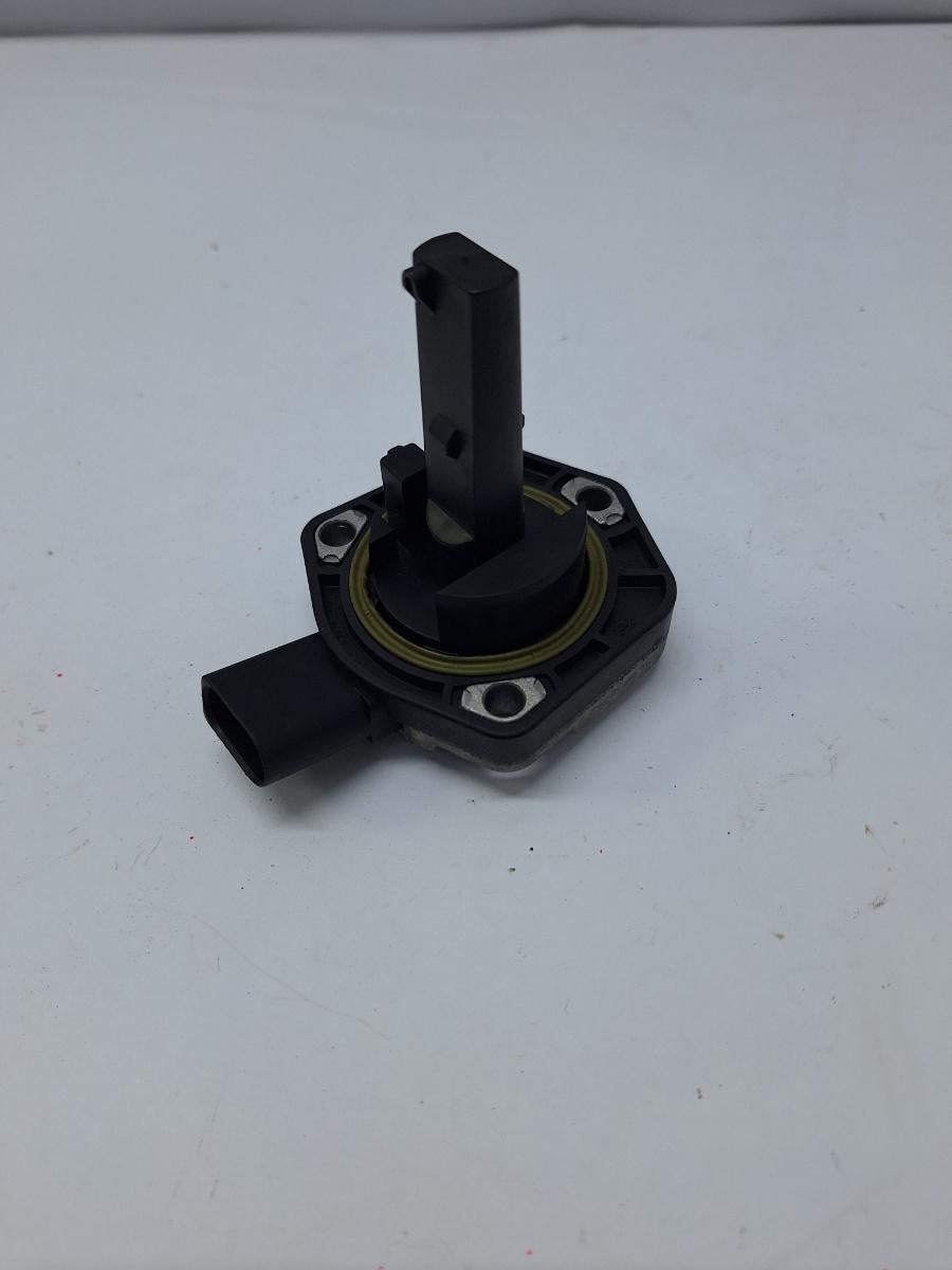 Senzor nivel ulei SKODA OCTAVIA 1Z3 2004 - 2013 1.9 TDI BJB, BKC, BLS, BXE HELLA 6PR00807902 1J0907660B