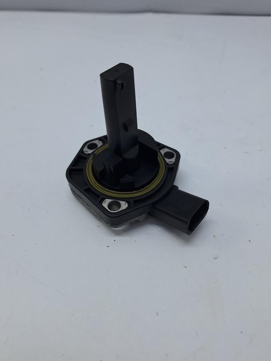 Senzor nivel ulei SKODA OCTAVIA 1Z3 2004 - 2013 1.9 TDI BJB, BKC, BLS, BXE HELLA 6PR00807902 1J0907660B