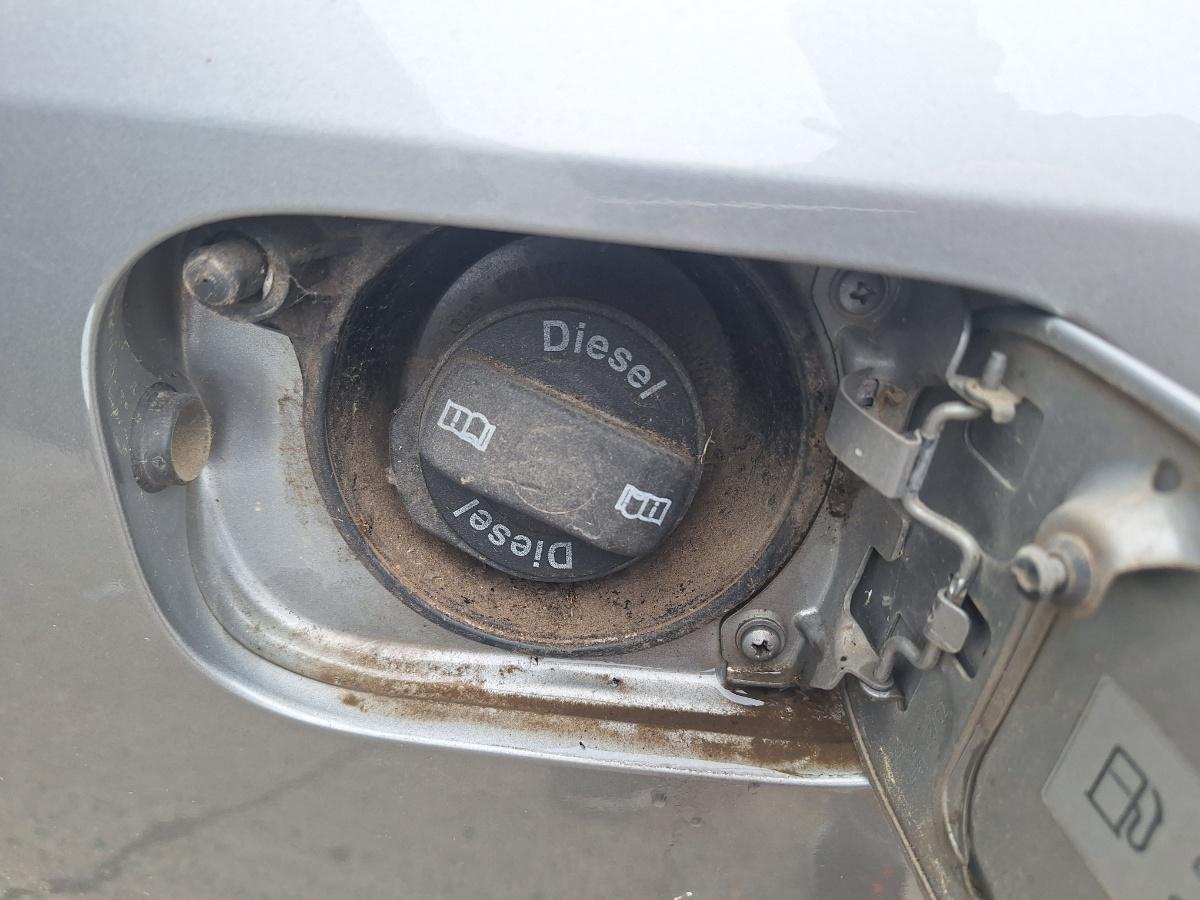 Capac rezervor combustibil AUDI A4 II 8E2, B6 2000 - 2005 1.9 TDI AVB 8E0201550F