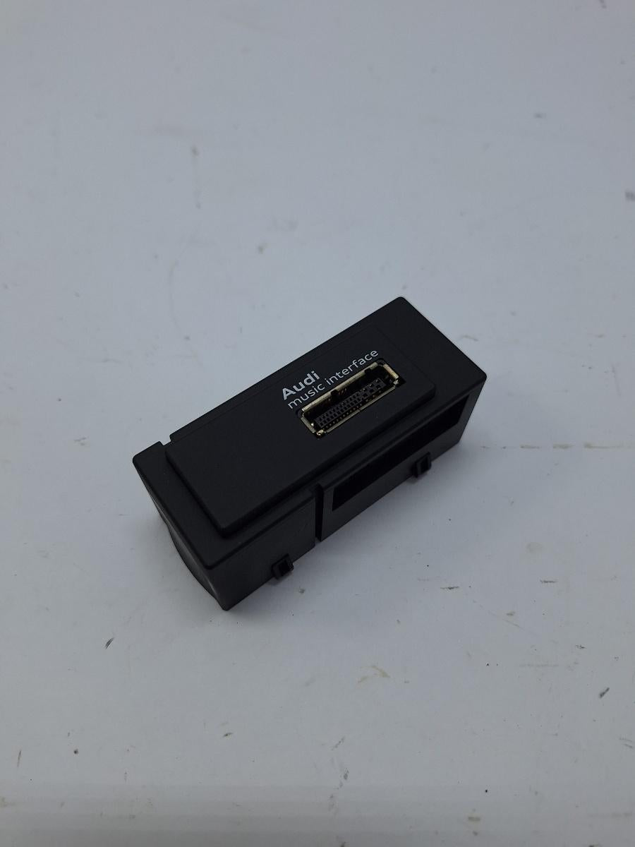 Conector priza USB AUDI A3 Sportback 8VA, 8VF 2012 -> 1.6 TDI CLHA 8V0035736