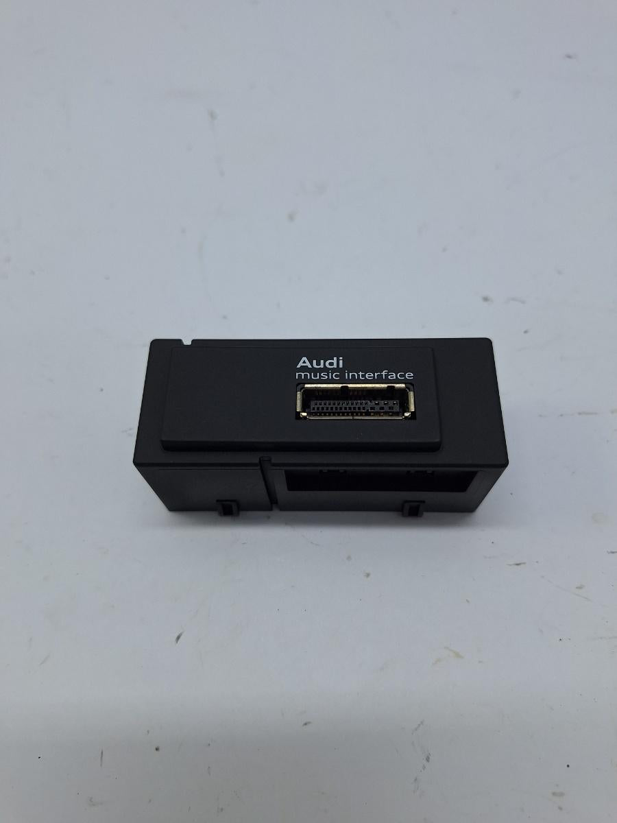 Conector priza USB AUDI A3 Sportback 8VA, 8VF 2012 -> 1.6 TDI CLHA 8V0035736
