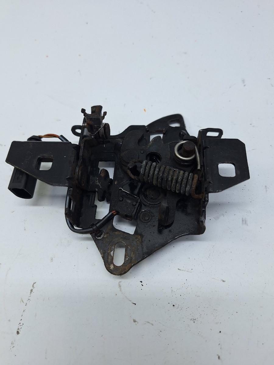 Inchizatoare capota motor VOLKSWAGEN PASSAT Variant 3B6 2000 - 2005 1.9 TDI AVF, AWX 3B0823509R