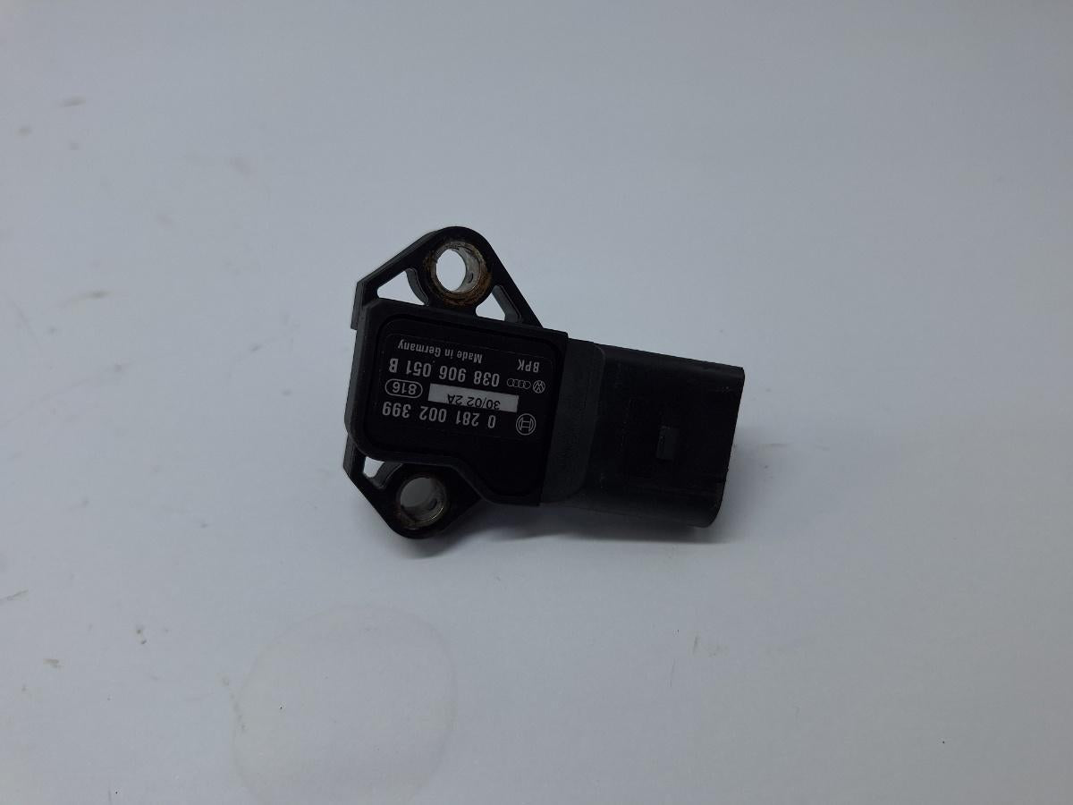 Senzor presiune turbo AUDI A4 II 8E2, B6 2000 - 2005 1.9 TDI AVB, VOLKSWAGEN PASSAT 3B3 2000 - 2005 1.9 TDI AVB, AUDI A4 II Avant 8E5, B6 2000 - 2005 2.5 TDI quattro AKE, BAU, BDH BOSCH 0281002399 038906051B