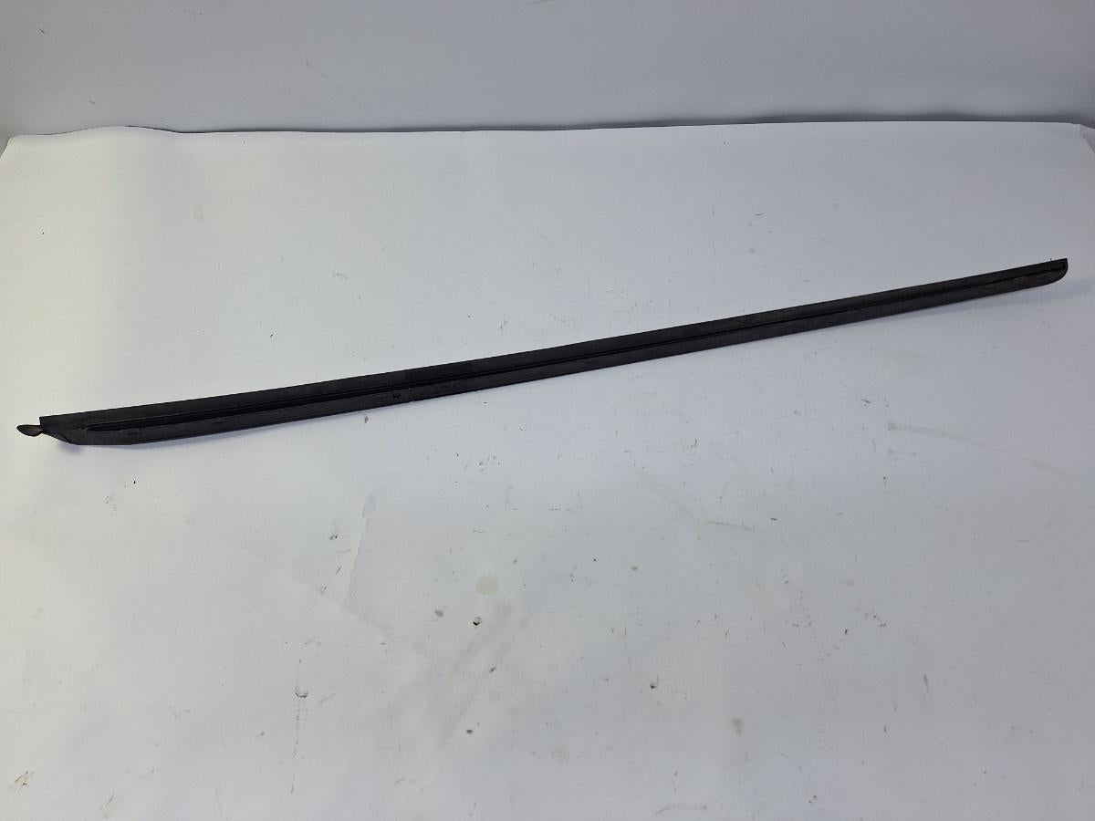 Ornament parbriz dreapta AUDI A4 IV 8K2, B8 2007 - 2015 2.0 TDI CAGB, CJCB, CSUB, AUDI A4 IV Avant 8K5, B8 2007 - 2015 2.0 TDI CAGA, CJCA, CMEA, CMFA VAG 8K0854328