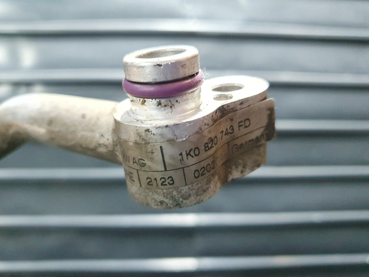 Conducta AC joasa presiune VOLKSWAGEN GOLF VI (5K1) [ 2008 - 2013 ] OEM 1K0820743FD / 1K0 820 743 FD