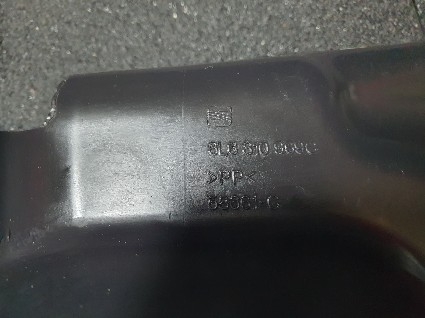 Carenaj roata stanga spate SEAT IBIZA IV (6L1) [ 2002 - 2009 ] OEM 6L6810969C / 6L6 810 969 C