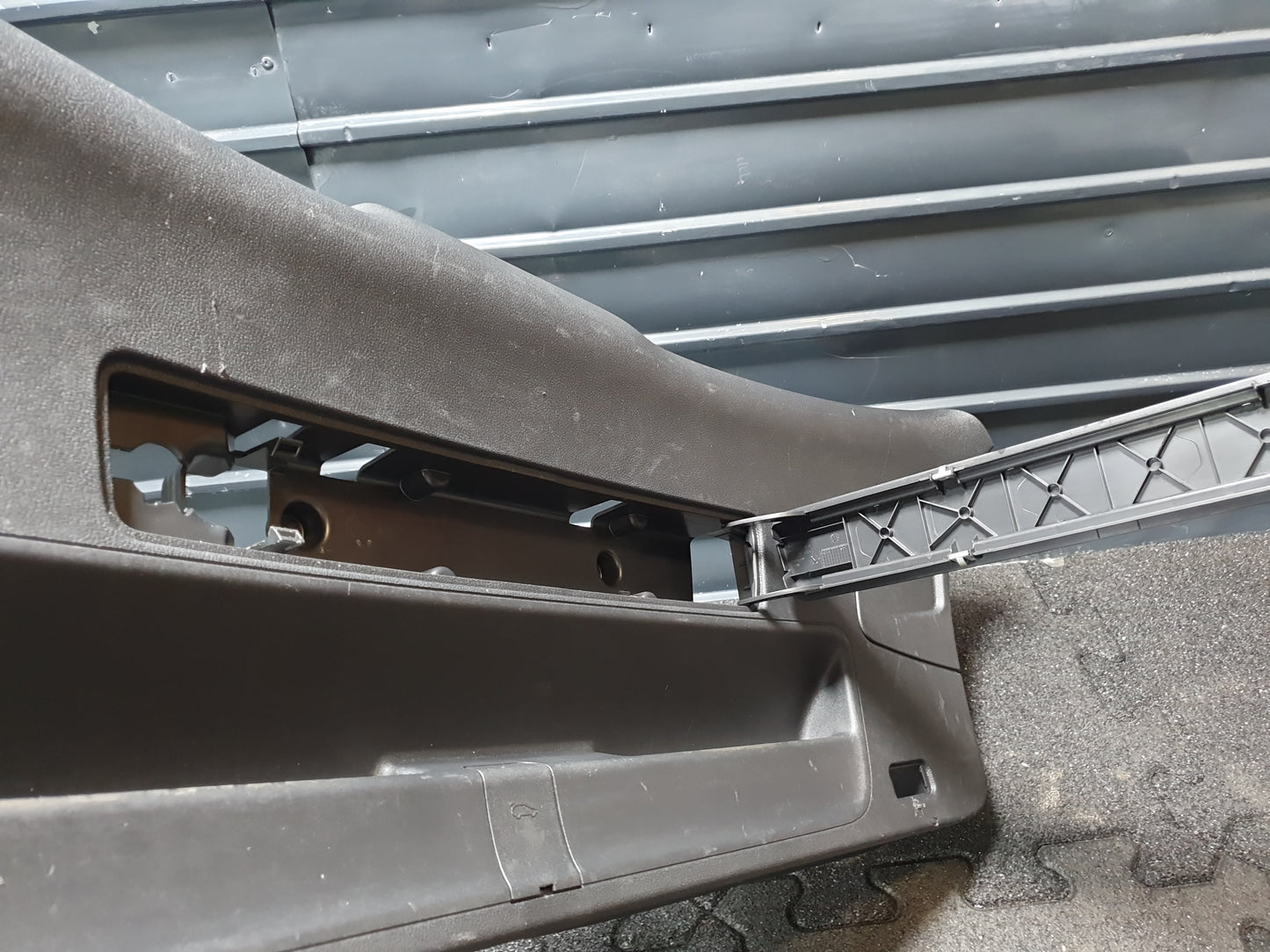 Ornament haion AUDI A4 IV Avant (8K5, B8) [ 2007 - 2015 ] TDI (CAGA, CJCA, CMEA, CMFA) 105KW|143HP OEM 8K9867979 / 8K9 867 979