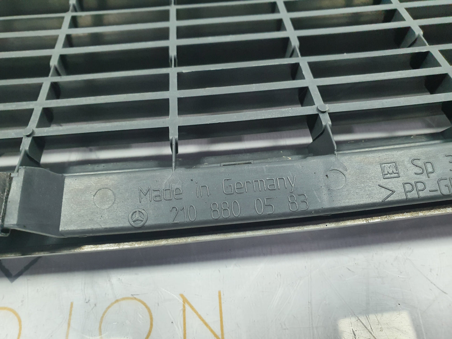 Grila capota motor Mercedes E Class (W210) 220 CDI OM611 2001