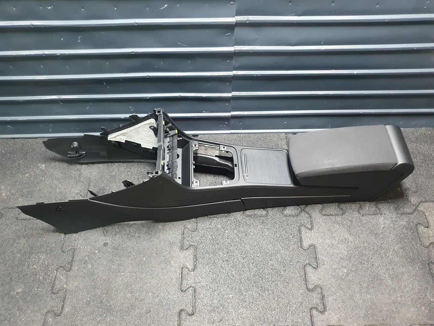 Consola centrala Volkswagen Passat (3C5) Variant 2.0 TDI BMP 2007