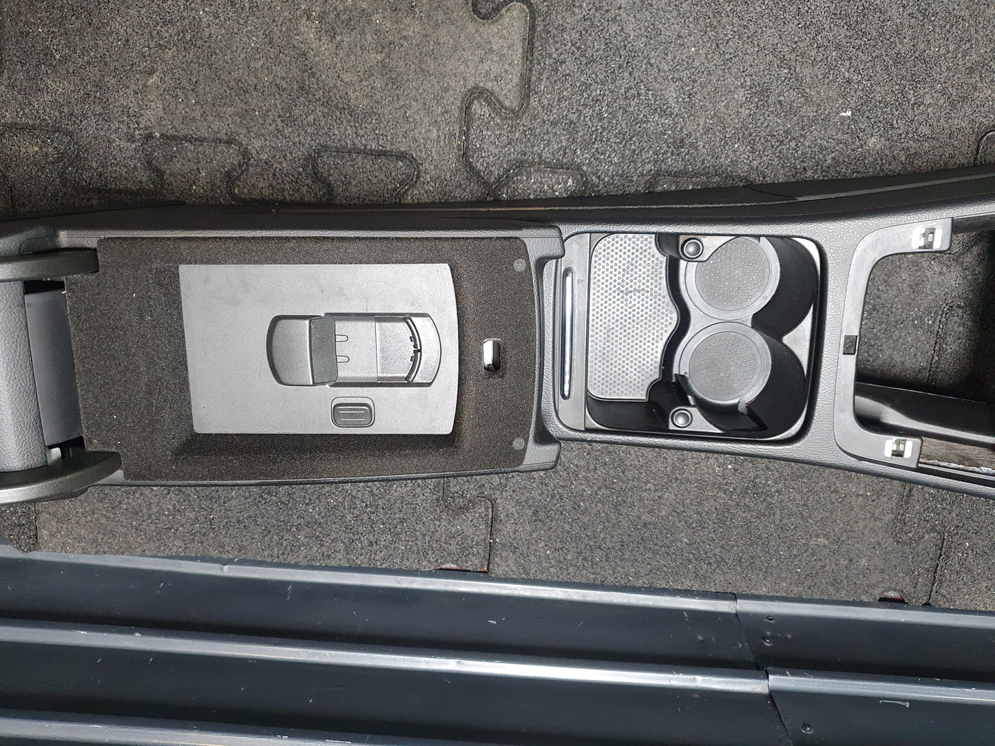 Consola centrala Volkswagen Passat (3C5) Variant 2.0 TDI BMP 2007