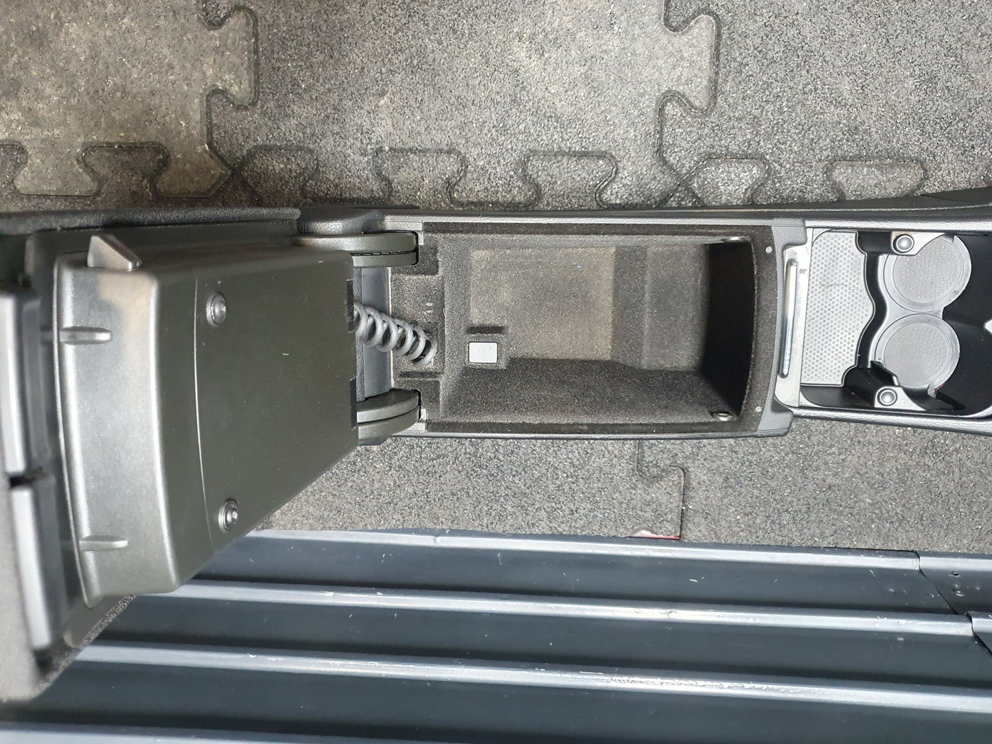 Consola centrala Volkswagen Passat (3C5) Variant 2.0 TDI BMP 2007