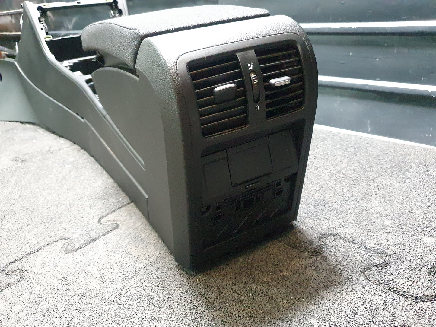 Consola centrala Volkswagen Passat (3C5) Variant 2.0 TDI BMP 2007