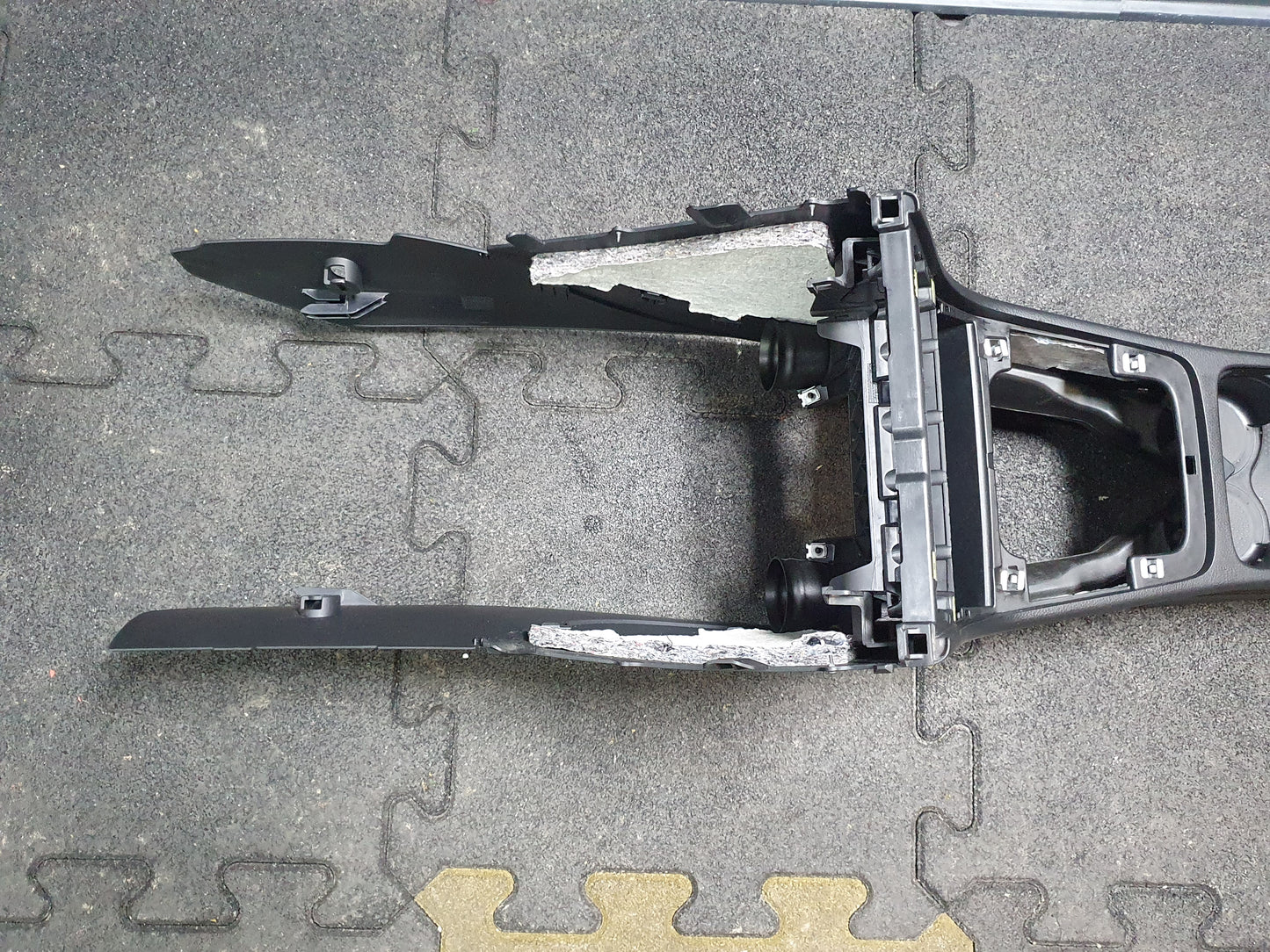 Consola centrala Volkswagen Passat (3C5) Variant 2.0 TDI BMP 2007