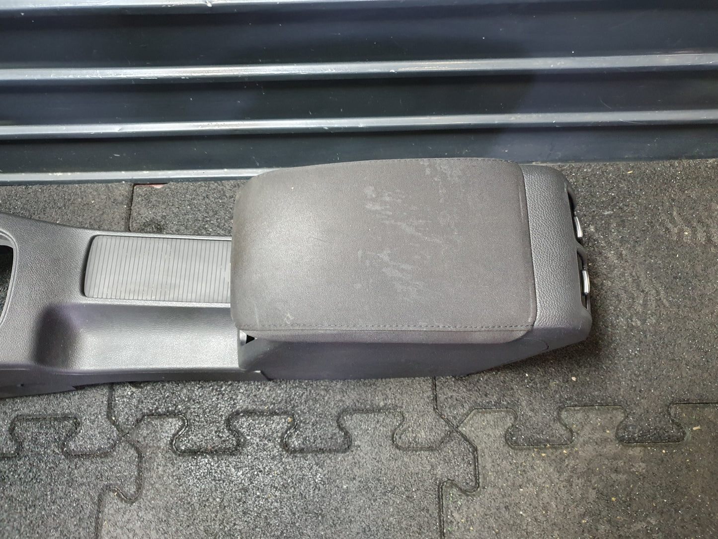 Consola centrala completa cu cotiera Volkswagen Jetta (1K2) Berlina 1.6 TDI CAYC 2010