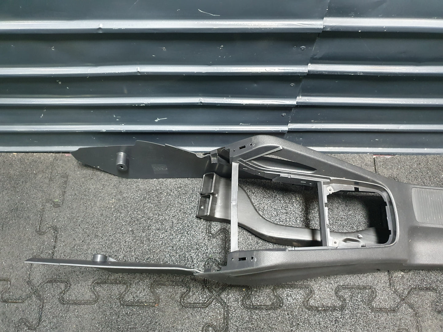 Consola centrala completa cu cotiera Volkswagen Jetta (1K2) Berlina 1.6 TDI CAYC 2010