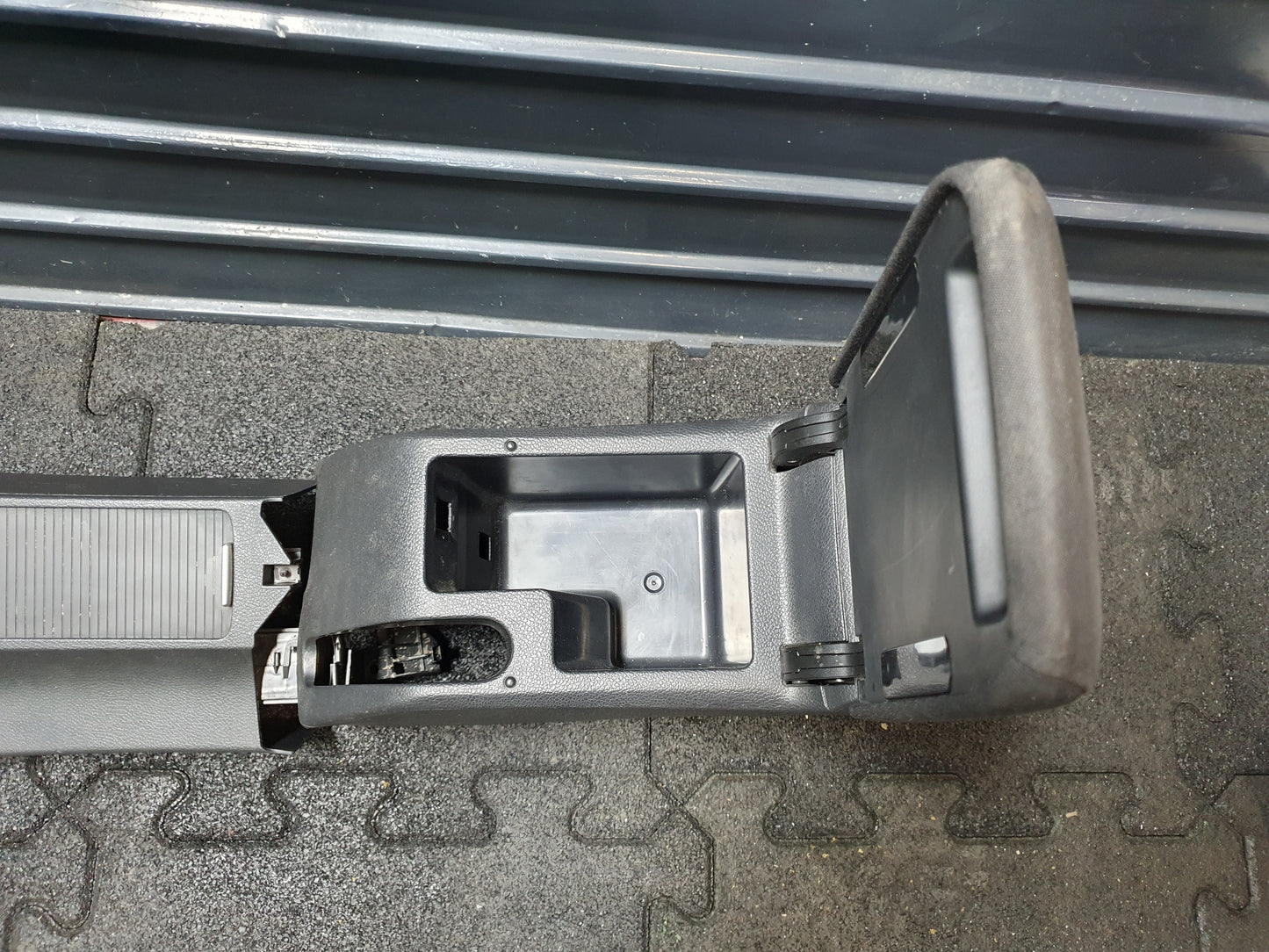 Consola centrala completa cu cotiera Volkswagen Jetta (1K2) Berlina 1.6 TDI CAYC 2010