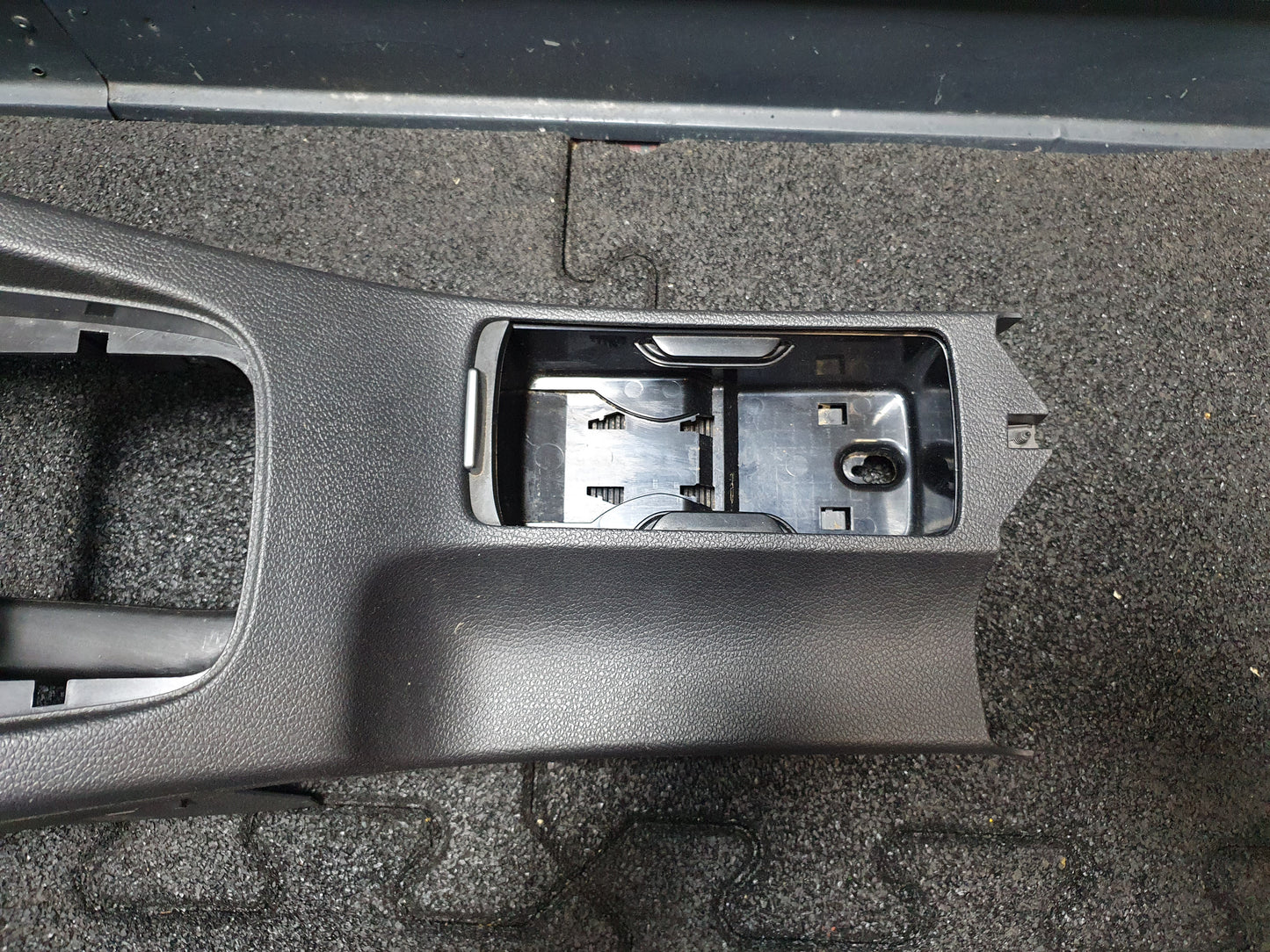 Consola centrala completa cu cotiera Volkswagen Jetta (1K2) Berlina 1.6 TDI CAYC 2010