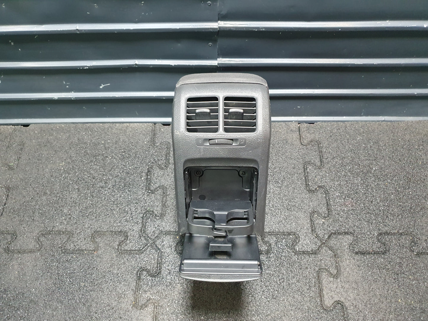 Consola centrala completa cu cotiera Volkswagen Jetta (1K2) Berlina 1.6 TDI CAYC 2010