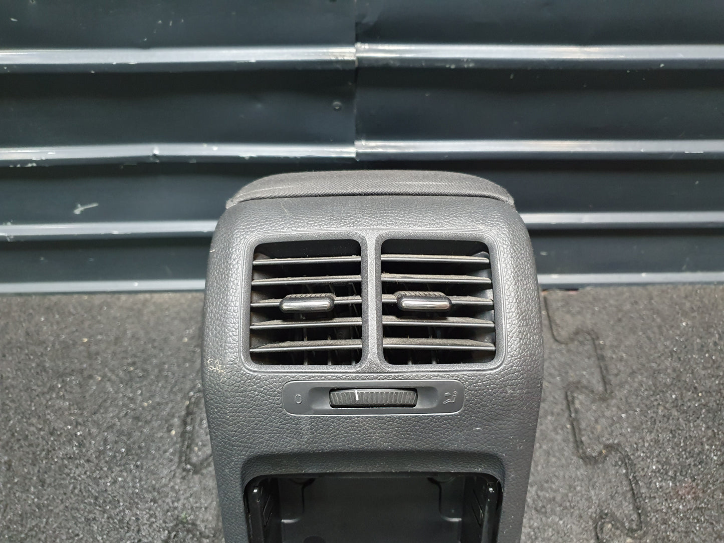 Consola centrala completa cu cotiera Volkswagen Jetta (1K2) Berlina 1.6 TDI CAYC 2010