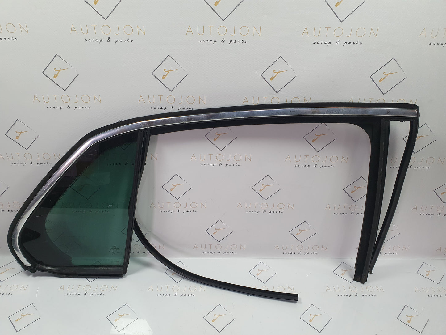 Geam fix dreapta spate cu rama Volkswagen Jetta (1K2) Berlina 1.6 TDI CAYC 2010