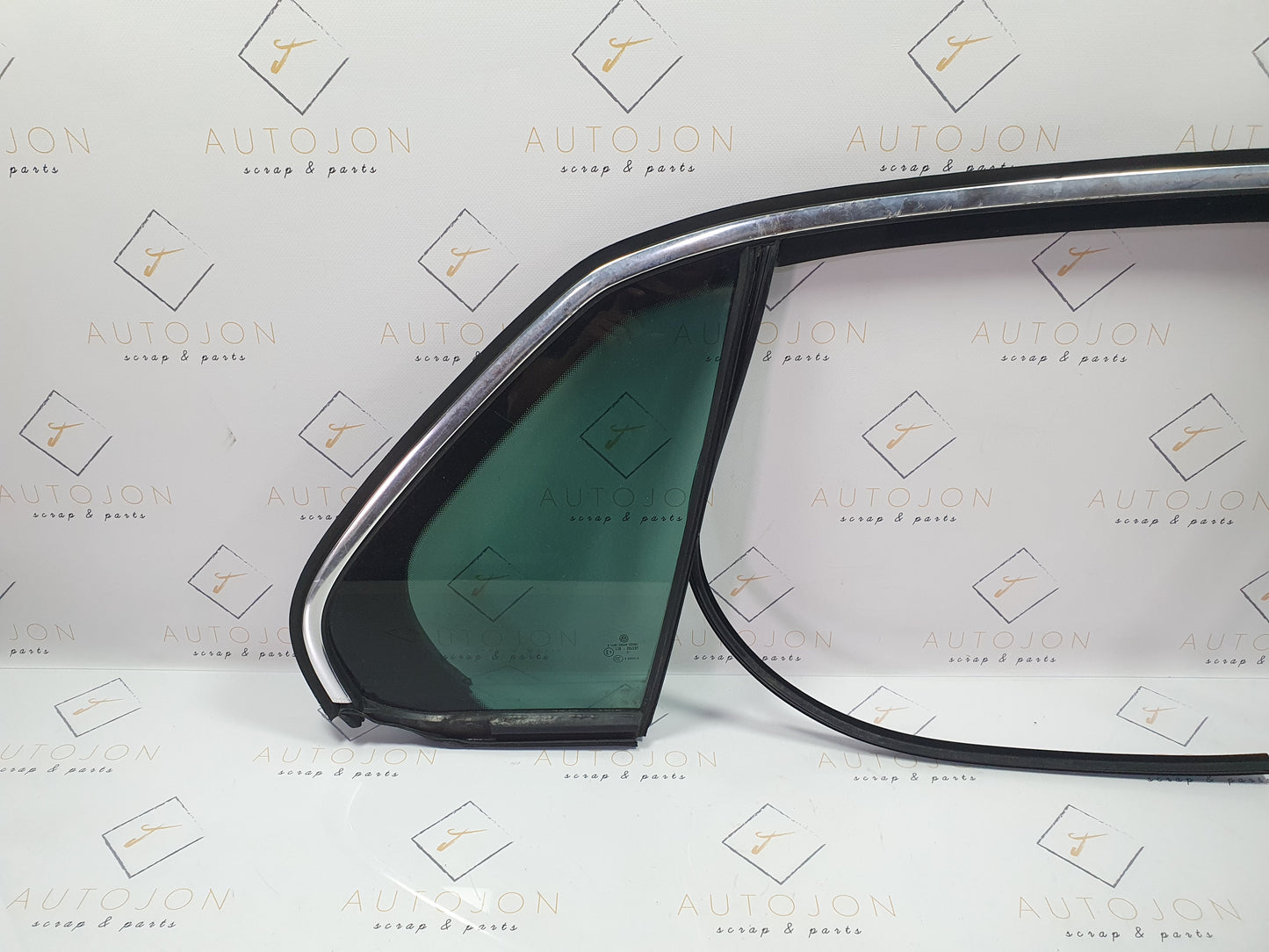 Geam fix dreapta spate cu rama Volkswagen Jetta (1K2) Berlina 1.6 TDI CAYC 2010