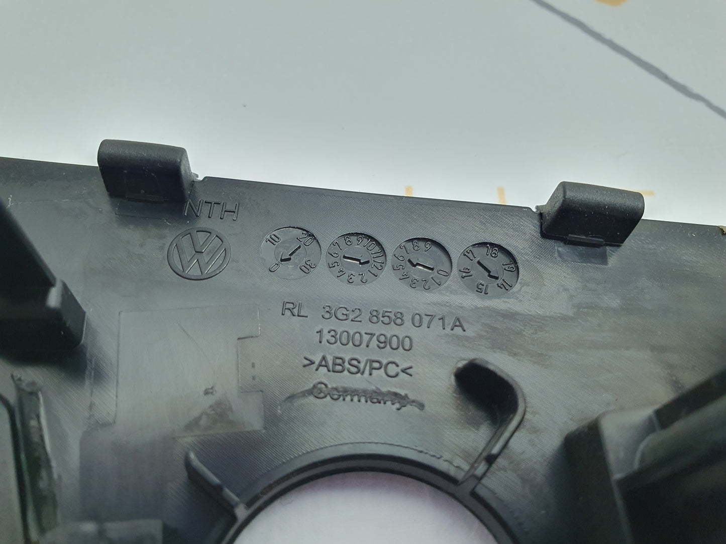 Ornament rama navigatie bord Volkswagen Passat B8 (3G5) Variant 2.0 TDI CRLB DSG 2015