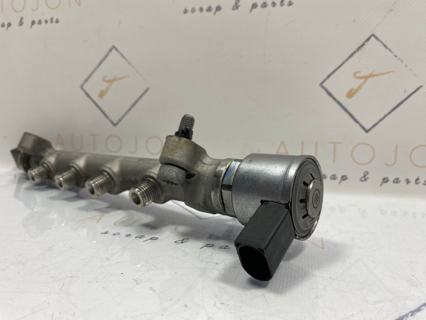 Rampa injectoare Volkswagen Passat B8 (3G5) Variant 2.0 TDI CRLB DSG 2015